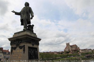 photographie “Le Jour ni l’Heure 6161 : Paul Bert au milieu du pont, Auxerre, Yonne, Bourgogne, lundi 8 mai 2023, 15:59:52” par Renaud Camus — www.renaud-camus.net — Auxerre, Yonne, Paul Bert, statue de Paul Bert, Bourgogne, pont, fleuve