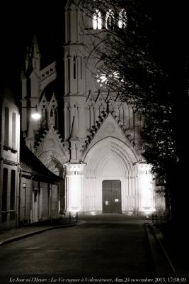 photographie “Le Jour ni l’Heure 2622 : La Vie comme à Valenciennes (Nord) — basilique Notre-Dame du Saint-Cordon, 1852-1864, par Alexandre Grigny, 1815-1867, dimanche 24 novembre 2013, 17:38:19” par Renaud Camus — www.renaud-camus.net — église, church, architecture, néigothique, neogothic, basilica, nuit, night