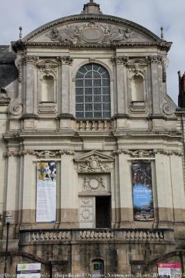 photographie “« Arrêtez le massacre ! » : chapelle de l’Oratoire, 1651-1665, Jacques Malherbe puis Gilles Corbineau, souillée par les banderoles et la signalisation, Nantes, vendredi 24 octobre 2014, 14:17:24” par Renaud Camus — www.renaud-camus.net — Oratoire, chapelle de l’Oratoire, Nantes, exposition Amédée de la La Patellière, « Arrêtez le massacre ! », vandalisme, vandalism, signalisation, publicité, publicité abusive, abuzé, affiches, banderoles, désignalisation, Loire-Atlantique, Bretagne, Pays de la Loire