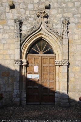 photographie “« Arrêtez le massacre ! » 5491 : belle porte gothique fleuri gâchée par les placards d’information, Mansonville, Tarn-et-Garonne, Occitanie, mardi 10 juillet 2018, 19:06:40” par Renaud Camus — www.renaud-camus.net — « Arrêtez le massacre i », placards, ^prte, Tarn-et-Garonne, église, church, chiesa, Saint-Saturnin-de-Mansonville, Mansonville, porche, vandalisme, vandalism, Au pays des vandales, Occitanie, 10 juillet 2018