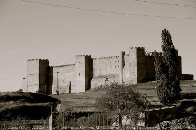 photographie “Le Jour ni l’Heure 3230 : La Place du mort — château-forteresse de Sigüenza (XIIe s., auj. Parador de Sigüenza), province de Soria, Castille, Espagne, vendredi 2 mai 2014, 19:16:56” par Renaud Camus — www.renaud-camus.net — château, castello, burg, castillo, castle, fort, forteresse, parador, Paradores, Sigüenza, Castille, Castilla la Mancha, Soria, province de Soria, provincia de Soria, Parador de Sigüenza, Renaud Camius, Spain, Espagne, Espanha