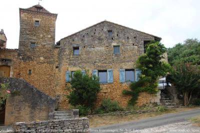photographie “«Arrêtez le massacre ! »  6389 : jolie maison gâchée par d’affreux fenestrages, Saint-Avit, commune de Biron-Lacapellette, Lot-et-Garonne, mardi 7 août  2018, 15:34:02” par Renaud Camus — www.renaud-camus.net — « Arrêtez le massacre ! », vandalisme, fenestrage, vitrerie, PCV, Au Pays des Vandales, Saint-Avit, Lacapelette-Biron, Avit, Saint, Bernard Palissy, Lot-et-Garonne, Nouvelle-Aquitaine