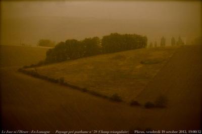photographie “Le Jour ni l’Heure 3084 : En Lomagne — Paysage pré-posthume n° 79 (Le Champ triangulaire) — Fenêtre de la chambre, Plieux, Gers, Gacogne, vendredi 19 octobre 2012, 19:00:31” par Renaud Camus — www.renaud-camus.net — landscape, paysage, field, triangle, Gascony