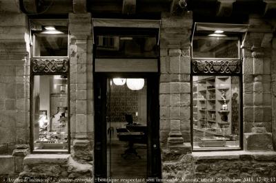 photographie “« Arrêtez le massacre ! » (contre-exemple) : boutique parfaitement respectueuse de son immeuble, Vannes, Morbihan, mardi 28 octobre 2014, 17:39:43” par Renaud Camus — www.renaud-camus.net — boutique, magasin, rez-de-chaussée, rez-de-chaussée d’immeuble, Vannes, Morbihan, Bretagne, cathédrale, 28 octobre 2014