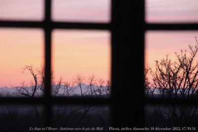 photographie “Le Jour ni l’Heure 1591 : Intérieur avec le pic du Midi — Plieux, atelier, dimanche 18 décembre 2022, 17:39:54” par Renaud Camus — www.renaud-camus.net — Plieux, atelier, Intérieur à Plieux, Intérieur avec le pic du Midi, pic du Midi, Pyrénées, crépuscule, fenêtre