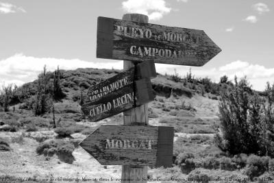 photographie “Le Jour ni l’Heure 3115 : Sur le chemin de Morcat, dans le royaume de Sobrarbe — environs d’Ainsa, province de Huesca, Aragon, Espagne, vendredi 2 mai 2014, 13:11:16” par Renaud Camus — www.renaud-camus.net — signalisation, Morcat, royaume de Sobrarbe, Sobrarbe, Las Bellostas, Boltana, Ainsa, Huesca, Espagne, Spain, Espanha