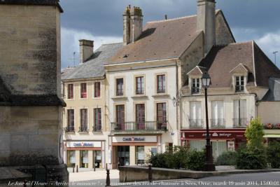 photographie “Le Jour ni l’Heure 8963 : « Arrêtez le massacre ! » — massacre systématique des rez-de-chaussée par les boutiques, ici à Sées, Orne, Basse-Normandie, mardi 19 août 2014, 13:00:01” par Renaud Camus — www.renaud-camus.net — Sées, Orne, Basse-Normandie, maisons, belles maisons, boutiques, Crédit Mutuel, magasins, Arrêtez le massacre !, vandalisme, urbanisme, vandale