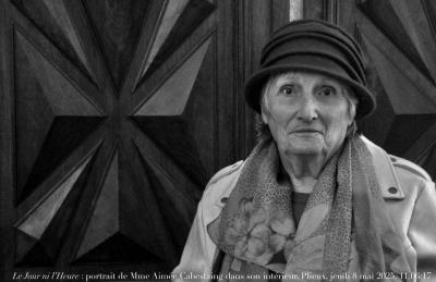 photographie “Le Jour ni l’Heure 3997 : portrait de Mme Aimée Cabestaing dans son intérieur, Plieux, jeudi 8 mai 2025, 11:06:17” par Renaud Camus — www.renaud-camus.net — Cabestaing, Aimée Cabestaing, Mme Cabestaing, Plieux, femme, dame, portrait