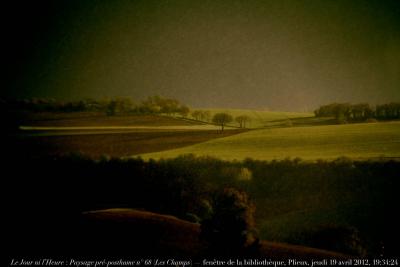 photographie “Le Jour ni l’Heure 1695 : En Lomagne — Paysage pré-posthume n° 68 (“Les Champs”) — Fenêtre de la bibliothèque, Plieux, jeudi 19 avril 2012, 19:34:24” par Renaud Camus — www.renaud-camus.net — library, fields, landscape, window