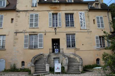 photographie “Le Jour ni l’Heure 9527 : « Arrêtez le massacre ! » — Au pays des vandales — belle maison du XVIIe s. gâchée par les panneaux publicitaires et la signalétique municipale, Auvers-sur-Oise,  Val-dOise, Île-de-France, jeudi 23 août 2012, 15:47:59” par Renaud Camus — www.renaud-camus.net — arrêtez le massacre, panneaux, pannonceaux, vandalisme, vandalism, signalisation, publicité