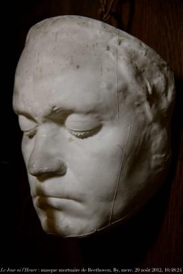 photographie “Le Jour ni l’Heure 0353 : masque mortuaire de Ludwig van Beethoven, 1770-1827, atelier de Rosa Bonheur, 1822-1899, au château de By, Thomery, Seine-&-Marne, Île-de-France, mercredi 29 août 2012, 16:48:24” par Renaud Camus — www.renaud-camus.net — mask, visage, sculpture, compositeur, musicien, composer, Rosa Bonheur
