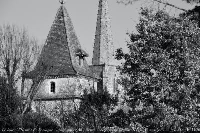 photographie “Le Jour ni l’Heure 2944 : En Lomagne — pigeonnier du Prieuré et clocher de l’église Saint-Jean-Baptiste, XVe s., Plieux, Gers, Gascogne, samedi 24 février 2024, 16:44:20” par Renaud Camus — www.renaud-camus.net — Plieux, Gers, Gascogne, pigeonnier, clocher, prieuré, village, village de Plieux, Lomagne, En Lomagne