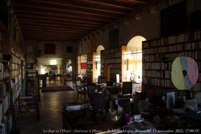 photographie “Le Jour ni l’Heure 0187 : Intérieur à Plieux — la bibliothèque, dimanche 13 novembre 2022, 17:00:07” par Renaud Camus — www.renaud-camus.net — Plieux, intérieur à Plieux, bibliothèque, labbe, labbé, Gers, Lomagne, En Lomagne
