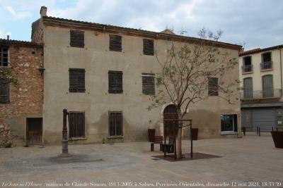 photographie “Le Jour ni l’Heure 6994 : maison de Claude Simon, 1913-2005, à Salses, Pyrénées-Orientales, dimanche 12 mai 2024, 18:33:39” par Renaud Camus — www.renaud-camus.net — Salses, Salses-le-Château, Simon, Claude Simon, écrivain, writer, Prix Nobel, Roussillon, Pyrénées-Orientales