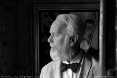 photographie “Le Jour ni l’Heure 4847 : autoportrait à soixante-dix-huit ans, neuf mois et dix-neuf jours, Plieux, jeudi 29 mai 2025, 19:53:16” par Renaud Camus — www.renaud-camus.net — autoportrait, profil, Plieux, miroir de la bibliothèque, 29 mai 2925