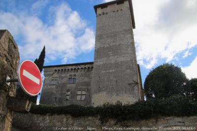 photographie “Le Jour ni l’Heure 4641 : Signes — Plieux, Gers, Gascogne, dimanche  19 mars  2023, 16:41:04” par Renaud Camus — www.renaud-camus.net — Plieux, château de Plieux, Gers, Gascogne, Lomagne, En Lomagne, château