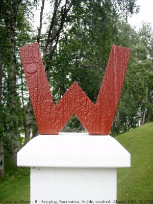 photographie “Le Jour ni l\'Heure P8200026 : W — portail de la maison d\'Einar Wallquist, Arjeplog, Norrbotten, Suède, vendredi 20 août 2010, 15:12:59” par Renaud Camus — www.renaud-camus.net — lettre, letter, Demeures de l'esprit, Sverige, Sweden, Laponie