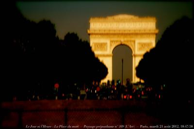 photographie “Le Jour ni l’Heure 9298 : La Place du mort — Paysage préposthume n° 109 (L’Arc) — Paris, arc de Triomphe de l’Étoile (1806-1836, Chalgrin) vu de la porte Maillot, mardi 21 août 2012, 18:47:58” par Renaud Camus — www.renaud-camus.net — arc de triomphe, étoile, avenue de la Grande-Armée, Chalgrin