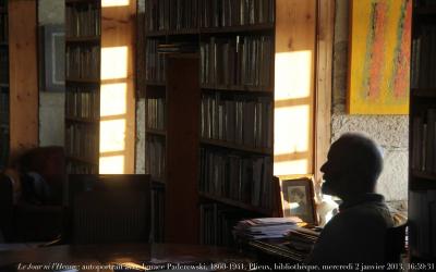 photographie “Le Jour ni l’Heure 8262 : autoportrait avec Ignace Padrewski, 1860-1941, Plieux, bibliothèque, mercredi 2 janvier 2012, 16:59:31” par Renaud Camus — www.renaud-camus.net — selfportrait, autoritratto, library, Albertine disparue, couverte, portrait, pianiste, polonais, livres, books