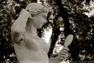 photographie “Le Jour ni l’Heure 7773 : Vénus au miroir, 1866, dét., par Charles Janson, 1823-1881, parc du château de Saint-Cloud, dimanche 12 août 2012, 19:46:42” par Renaud Camus — www.renaud-camus.net — statue, sculpteur, sculptor, sculpture, Aphrodite, mirror, Second Empire, park