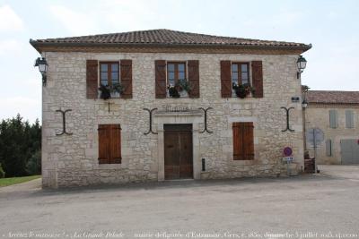 photographie “« Arrêtez le massacre ! » : La Grande Pelade — mairie, c. 1850,  totalement défigurée par les arrachages d’enduit, Estramiac, Gers, Gascogne, dimanche 5 juillet 2015, 14:12:00” par Renaud Camus — www.renaud-camus.net — La Grande Pelade, arrachage d’enduits, arrachage, arrachement, crépi, enduit, Louis-Philippe, mairie, Estramiac, Gers, Gascogne, Midi-Pyrénées, vandalisme, vandalism, massacre, 5 juillet 2015