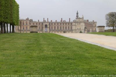 photographie “« Arrêtez le massacre »  9716  : façade sur le parc du château de Saint-Germain-en-Laye, XVIe s., gâchée pendant des mois par une énorme affiche, mardi 10 avril 2012, 10:55:40” par Renaud Camus — www.renaud-camus.net — vandalisme, poster, gâchis, publicité, publicity, advertsement, castle, palace, castello, Louis XIV, parc, park