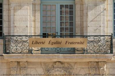 photographie “« Arrêtez le massacre ! » : panneau républicain sur les ferronneries Louis XV de l’hôtel de ville, 1742, de Béziers, Hérault, Languedoc-Roussillon, samedi 27 septembre 2014, 12:14:25” par Renaud Camus — www.renaud-camus.net — Arrêtez le massacre !, « Arrêtez le massacre ! », vandalisme, vandalism, Liberté Égalité Fraternité, devise, balcon, balcony, hôtel de ville, mairie, Béziers, Languedoc-Roussillon, fer forgé, Cadas, architecte, beffroi