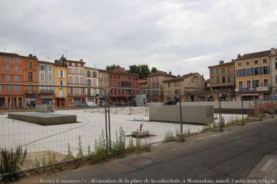 photographie “« Arrêtez le massacre ! » : dévastation de la place de la cathédrale, à Montauban, Tarn-et-Garonne, Occitanie, mardi 3 août 2021, 17:49:21” par Renaud Camus — www.renaud-camus.net — Arrêtez le massacre !, dévastation, place de la cathédrale, Montauban, Tarn-et-Garonne, Occitanie, mardi 3 août 2021, 17:49:21, grilles, travaux, chantier, laideur