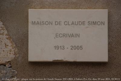 photographie “Le Jour ni l’Heure 6982 : plaque sur la maison de Claude Simon, 1913-2005, à Salses, Roussillon, dimanche 29 mai 2024, 18:30:14” par Renaud Camus — www.renaud-camus.net — plaque, maison, Simon, Claude Simon, écrivain, writer, Prix Nobel, Demeures de l’esprit, Salses, Salses-le-Château, Pyrénées-Orientales, Roussillon