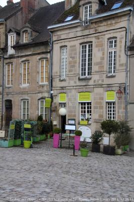 photographie “Le Jour ni l’Heure 8446 : « Arrêtez le massacre ! » — belle maison du XVIIe s. gâchée par un vilain restaurant, Autun, Saône-&-Loire, Bourgogne, lundi 3 mars 2014, 12:28:43” par Renaud Camus — www.renaud-camus.net — vandalisme, Arrêtez le massacre, restaurant La Fontaine, La Fontaine, Autun, vandalism, Saône-&-Loire, Bourgogne, Burgundy, fenêtres, baies, croisées
