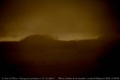 photographie “Le Jour ni l\'Heure 4658 : Paysage pré-posthume n° 23 (“La Butte”) — En Lomagne — Plieux, fenêtre de la chambre, vendredi 20 janvier 2012, 11:10:38” par Renaud Camus — www.renaud-camus.net — landscape, hill, colline, Miradoux, hiver, winter, Lenz, Lomagne