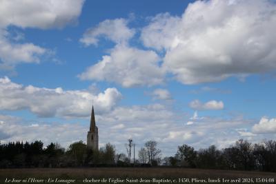 photographie “Le Jour ni l’Heure 4104 : En Lomagne — clocher de l’église Saint-Jean-Baptiste, c. 1450, Plieux, Gers, Gascogne, lundi 1er avril 2024, 15:04:08” par Renaud Camus — www.renaud-camus.net — clocher, église, Saint-Jean-Baptiste, Plieux, Gers, Gascogne, gothique, ciel, nuages, 1er avril 2023