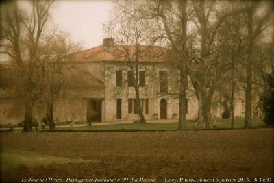 photographie “Le Jour ni l’Heure 8577 : En Lomagne — Paysage pré-posthume n° 91 (“La Maison”) — Lucy, Plieux, Gers, Gascogne, samedi 5 janvier 2013, 16:35:00” par Renaud Camus — www.renaud-camus.net — maison, house, hiver, winter