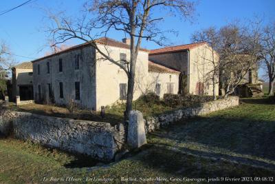 photographie “Le Jour ni l’Heure 3502 : En Lomagne — Bayliot, Sainte-Mère, Gers, Gascogne, jeudi 9 février 2023, 09:48:32” par Renaud Camus — www.renaud-camus.net — Bayliot, Sainte-Mère, Lomagne, En Lomagne, maison, ferme, domaine, habitat, architecture, architecture vernaculaire