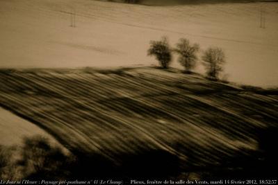 photographie “Le Jour ni l’Heure 6541 : Paysage pré-posthume n° 41 (“Le Champ”) — En Lomagne — Plieux, fenêtre de la salle des Vents, mardi 14 février 2012, 18:52:57” par Renaud Camus — www.renaud-camus.net — landscape, field, arbres, trees, preposthumous, neige, snow