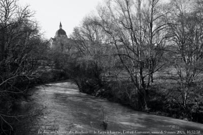 photographie “Le Jour ni l’Heure 3269 : En Brulhois — le Gers à Layrac, Lot-et-Garonne, Agenais, samedi 9 mars 2024, 16:52:58” par Renaud Camus — www.renaud-camus.net — Layrac, Le Gers à Layrac, Brulhois, Agenais, Gers, rivière, Lot-et-Garonne