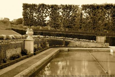 photographie “Le Jour ni l’Heure 7615 : parc de Saint-Cloud, Hauts-de-Seine, Île-de-France, dimanche 12 août 2012, 18:38:38” par Renaud Camus — www.renaud-camus.net — park, bassin, statues, classicisme, classicism, Monsieur, duc d’Orléans