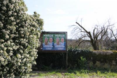 photographie “Le Jour ni l’Heure 3422 : Civilisation — la campagne électorale à Plieux, Gers, Gascogne, samedi 16 mars 2024, 16:03:26” par Renaud Camus — www.renaud-camus.net — Plieux, Gers, Gascogne, campagne électorale, La Campagne électorale à Plieux, civilisation, Marion, Marion Maréchal, Éric Zemmour