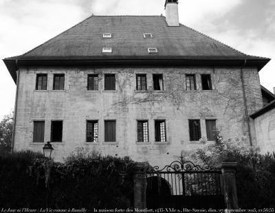 photographie “Le Jour ni l’Heure 1247 : La Vie comme à Rumilly — la maison forte des Montfort, 1435, XVIIe s.(?)-XXIe s., Haute-Savoie, dimanche 27 septembre 2015, 12:56:55” par Renaud Camus — www.renaud-camus.net — Rumilly, Montfort, maison, maison forte, château, château de Montfort, château de Rumilly, maison forte des Montfort, Néphaz, rue du Bourg