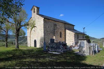 photographie “Le Jour ni l’Heure 5874 : chapelle Notre-Dame des Carnesses, XIIe-XXe s., Montaillou, dans le Sabarthès, Ariège, jeudi 9 mai 2024, 16:31:54” par Renaud Camus — www.renaud-camus.net — Montaillou, Montailhon, Carnesses, chapelle, Notre-Dame de Carnesses, roman, romane, Sabarthès, Foix, Tarascon-sur-Ariège, Camurac, Ariège, Leroy-Ladurie, village occitan