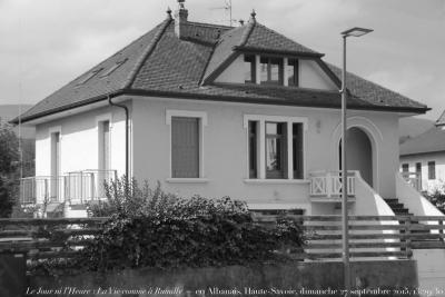 photographie “Le Jour ni l’Heure 1266 : La Vie comme à Rumilly — en Albanais, Haute-Savoie, dimanche 27 septembre 2015, 13:19:30” par Renaud Camus — www.renaud-camus.net — Rumilly, Albanais, Haute-Savoie, Rhône-Alpes, maison, villa, maison à Rumilly
