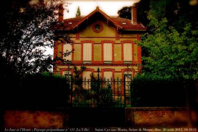 photographie “Le Jour ni l’Heure 0037 : Paysage préposthume n° 111 (La Villa) — Saint-Cyr-sur-Morin, Seine-&-Marne, Île-de-France, dimanche 26 août 2012, 18:10:51” par Renaud Camus — www.renaud-camus.net — house, maison, architecture, preposthumous