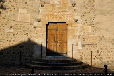 photographie “Le Jour ni l’Heure 6421 : portail et fameux linteau, 1019 (plus ancienne sculpture romane datée, de la 24e année du règne de Robert-le-Pieux), abbatiale de Saint-Genis-des-Fontaines, dans le Vallespir, Pyrénées-Orientales, samedi 11 mai 2024, 19” par Renaud Camus — www.renaud-camus.net — Saint-Genis-des-Fontaines, façade, portail, linteau, Robert-le-Pieux, abbé Guillaume, roman, romane, église romane, art roman, Albères, Vallespir, Saint-Genis, église abbatiale, Saint-Michel, Pyrénées-Orientales