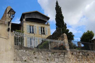 photographie “Le Jour ni l’Heure 5345 : En Lomagne — belle et originale maison, c. 1850 (?), Lectoure, Gers, Gascogne, vendredi 26 avril 2024, 11:58:38” par Renaud Camus — www.renaud-camus.net — maison, belle maison, 1850, Louis-Philippe, Deuxième République, Lectoure, Gers, Gascogne, Lomagne, En Lomagne