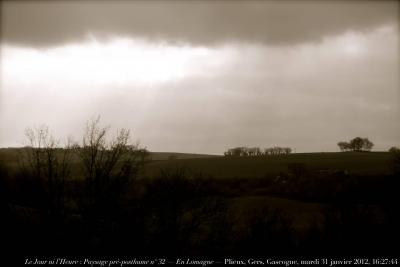 photographie “Le Jour ni l\'Heure 5525 : Paysage pré-posthume n° 32 — En Lomagne — Lectoure, Plieux, mardi 31 janvier 2012, 16:27:44” par Renaud Camus — www.renaud-camus.net — landscape, Gascony, horizon, bosquet