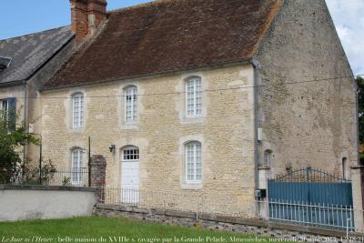 photographie “Le Jour ni l’Heure 9161 ; « Arrêtez le massacre ! » — belle maison du XVIIIe s. ravagée par la Grande Pelade (victime d’un arrachement d’enduit récent), Almenêches, Orne, Basse-Normandie, mercredi 20 août 2014, 13:18:21” par Renaud Camus — www.renaud-camus.net — Grande Pelade, enduits, crépis, crépi, arrachage, arrachement, Arrêtez le massacre, Au pays des Vandales, façade, XVIII, XVIIIe siècle, Louis XV, siècle des Lumières, Enlightment, Age of Reason, Almenêches, Orne, Normandie, Basse-Normandie