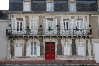 photographie “« Arrêtez le massacre ! » 0146 (contre-exemple) : Belle maison, 1878, très bien administrée (sauf peut-être le cœur…), à La Souterraine, Creuse, Nouvelle-Aquitaine, lundi 5 décembre 2016, 16:58:06” par Renaud Camus — www.renaud-camus.net — « Arrêtez le massacre ! », vandalisme, contre-exemple, belle maison, crépi, enduit, La Souterraine, Creuse, rue Fernand-Villard, 1878
