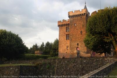 photographie “Le Jour ni l’Heure 9996 : Château-Dauphin, XIe-XVe s., Pontgibaud, Puy-de-Dôme, Auvergne, mardi 29 août 2025, 19:53:31” par Renaud Camus — www.renaud-camus.net — Pontgibaud, Château-Dauphin, château, Puy-de-Dôme, Auvergne, château d’Auvergne, 29 août 2025