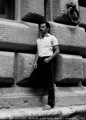 photographie “Le Jour ni l\'Heure : Rodolfo Junqueira Franco au palais de Charles-Quint à Grenade, Andalousie, Espagne, mardi 7 septembre 1982” par Renaud Camus — www.renaud-camus.net — portrait, homme, man, Granada, moustache, mustache, brésilien, brasilian, Brésil, Brasil
