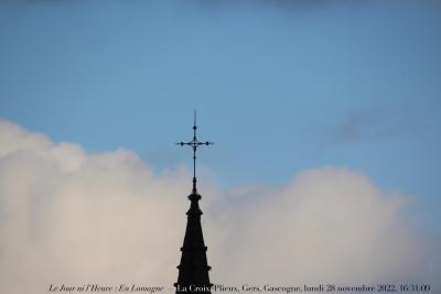 photographie “Le  Jour ni l‘Heure 0573 : En Lomagne — La Croix, Plieux, Gers, Gascogne, lundi 28 novembre 2022, 16:31:09” par Renaud Camus — www.renaud-camus.net — Plieux, Gers, Gascogne, Lomagne, En Lomagne, clocher, croix, La Croix, flèche, cross